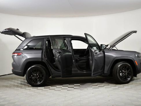 Used 2024 Jeep Grand Cherokee Altitude image 7