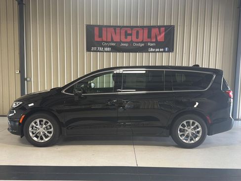 New 2026 Chrysler Pacifica Limited FWD image 2