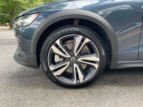 Certified 2025 Volvo V60 B5 Cross Country Plus AWD/4WD image 25