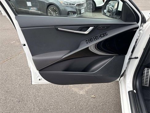 Certified 2025 Kia Niro SX Touring image 13