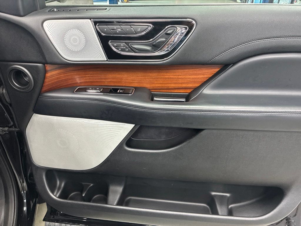 Used 2019 Lincoln Navigator L Reserve w/ Cargo Package AWD/4WD image 8