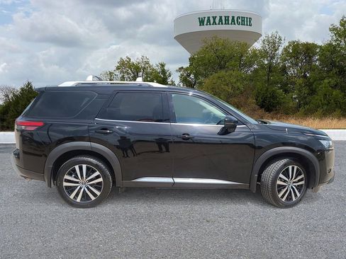 Used 2024 Nissan Pathfinder Platinum FWD image 5