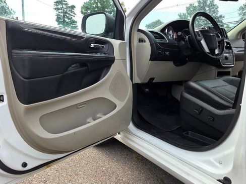Used 2016 Chrysler Town & Country Touring FWD image 24