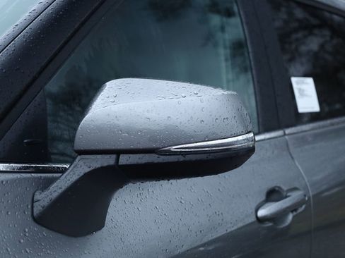 Used 2025 Toyota Highlander XLE image 18