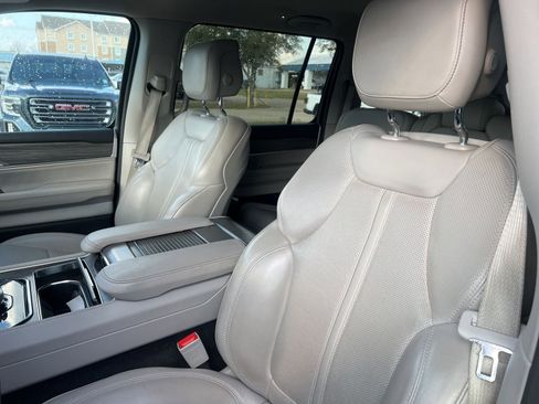 Used 2024 Jeep Wagoneer Series II w/ Flexible Seating Group RWD image 8