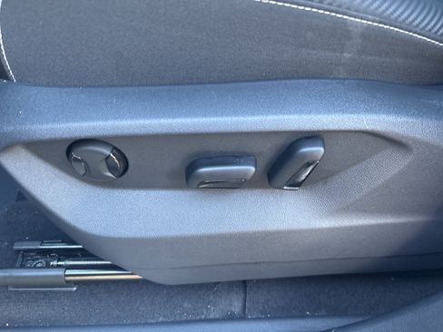 Used 2024 Volkswagen Atlas Cross Sport SE image 17