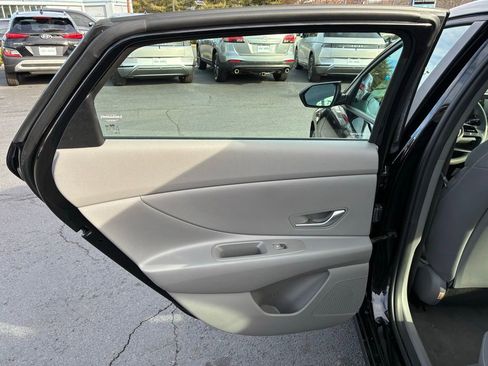 Used 2023 Hyundai Elantra SEL image 39