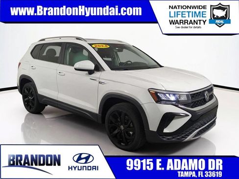 Used 2024 Volkswagen Taos SE FWD image 1