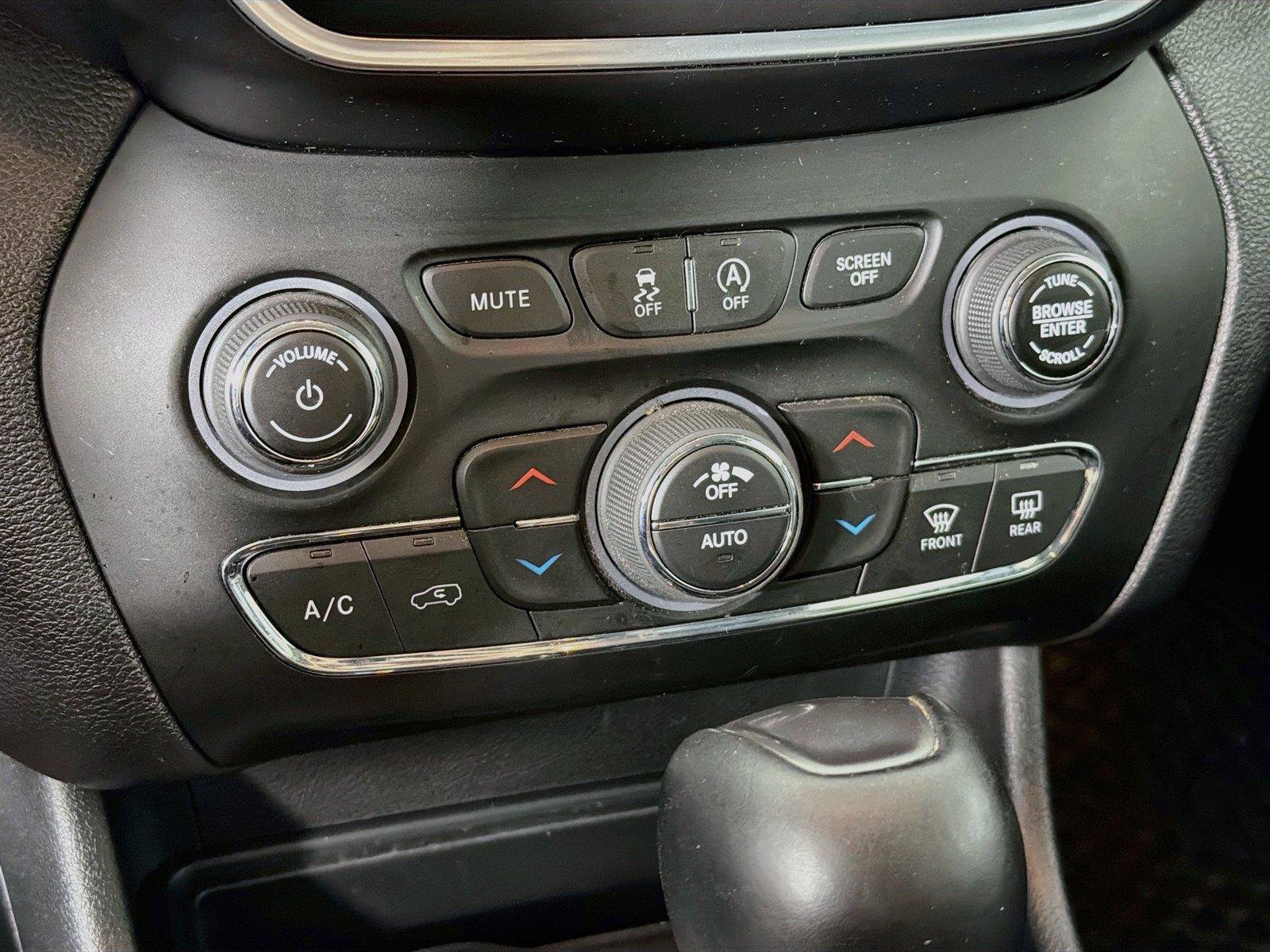 Used 2020 Jeep Cherokee Latitude Plus w/ Comfort/Convenience Group AWD/4WD image 21