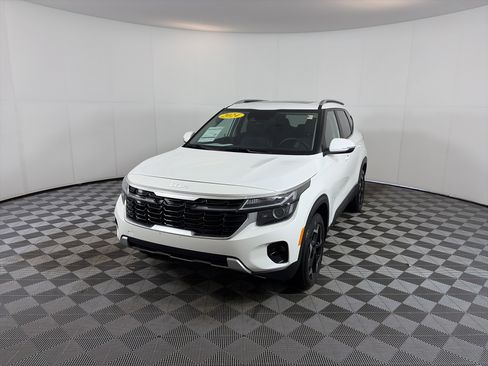 Certified 2024 Kia Seltos EX image 2