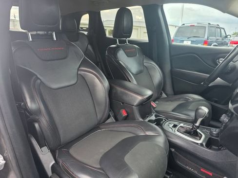 Used 2018 Jeep Cherokee Trailhawk AWD/4WD image 13