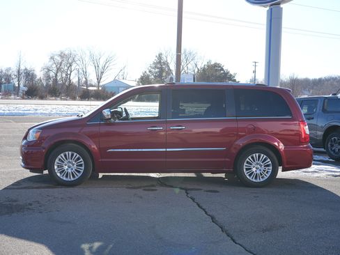 Used 2016 Chrysler Town & Country Limited image 7