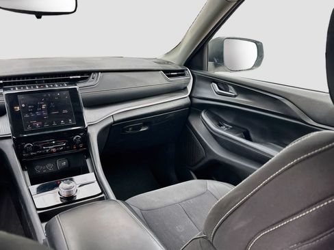 Used 2024 Jeep Grand Cherokee Laredo RWD image 23
