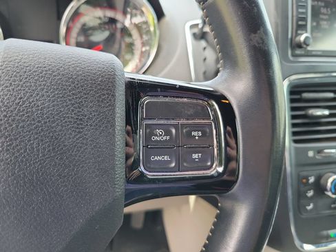 Used 2019 Dodge Grand Caravan SXT FWD image 19