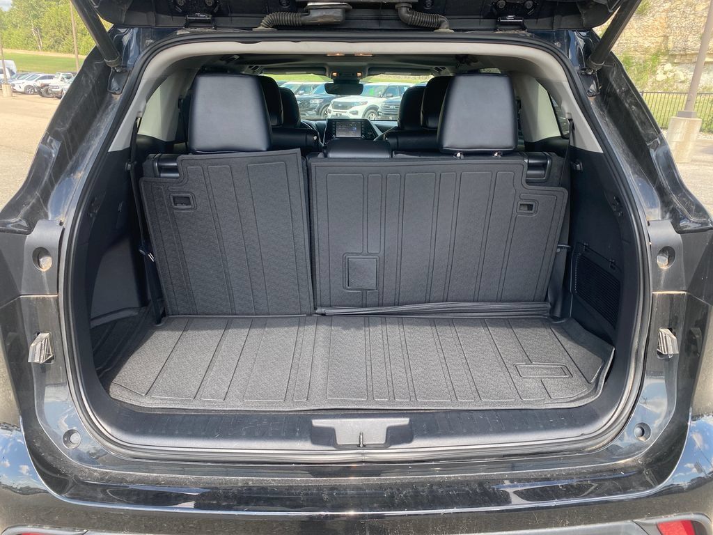 Used 2021 Toyota Highlander XLE AWD/4WD image 43