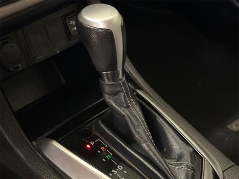 Used 2018 Toyota Corolla LE image 25