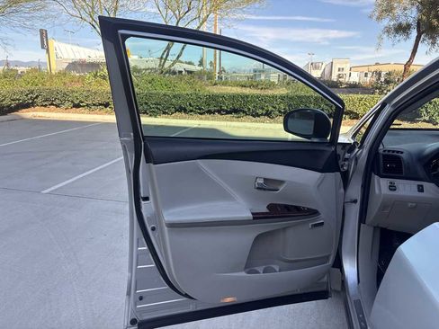 Used 2011 Toyota Venza w/ Leather Pkg image 20