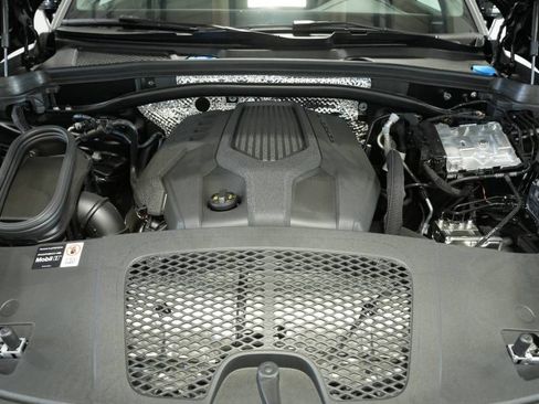 Certified 2025 Porsche Macan AWD/4WD image 30