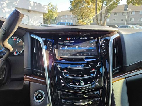 Used 2020 Cadillac Escalade Premium Luxury image 30