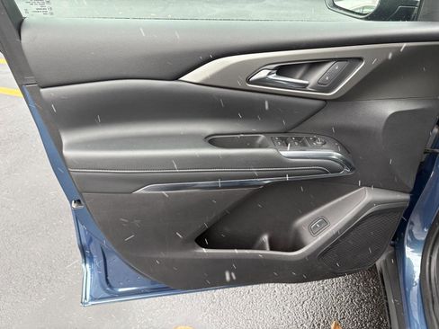 Used 2025 Chevrolet Traverse LT image 3