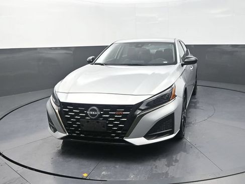 Used 2024 Nissan Altima 2.5 SR FWD image 2