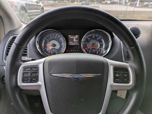 Used 2014 Chrysler Town & Country Touring image 24