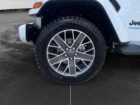 Used 2022 Jeep Wrangler Unlimited Sahara AWD/4WD image 12