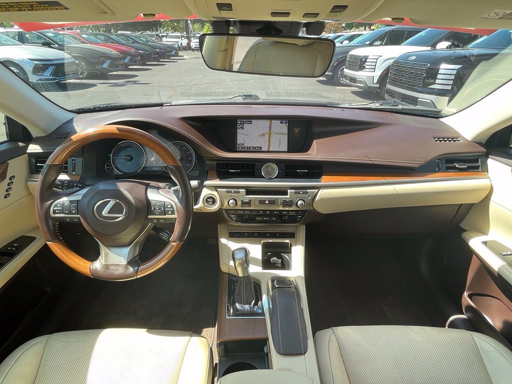 Used 2016 Lexus ES 300h w/ Luxury Package w/Wood Trim FWD image 31