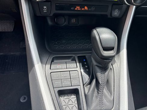 Used 2025 Toyota RAV4 XLE AWD/4WD image 19