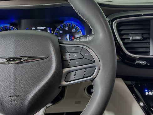 Used 2023 Chrysler Voyager LX image 20