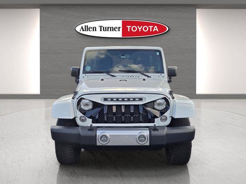 Used 2018 Jeep Wrangler Unlimited Sahara AWD/4WD image 4