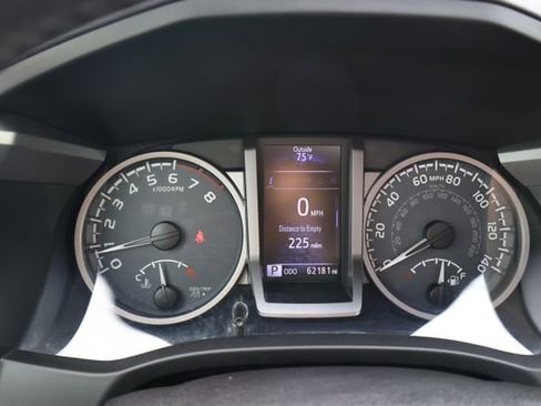 Used 2016 Toyota Tacoma Limited w/ Towing Package image 16