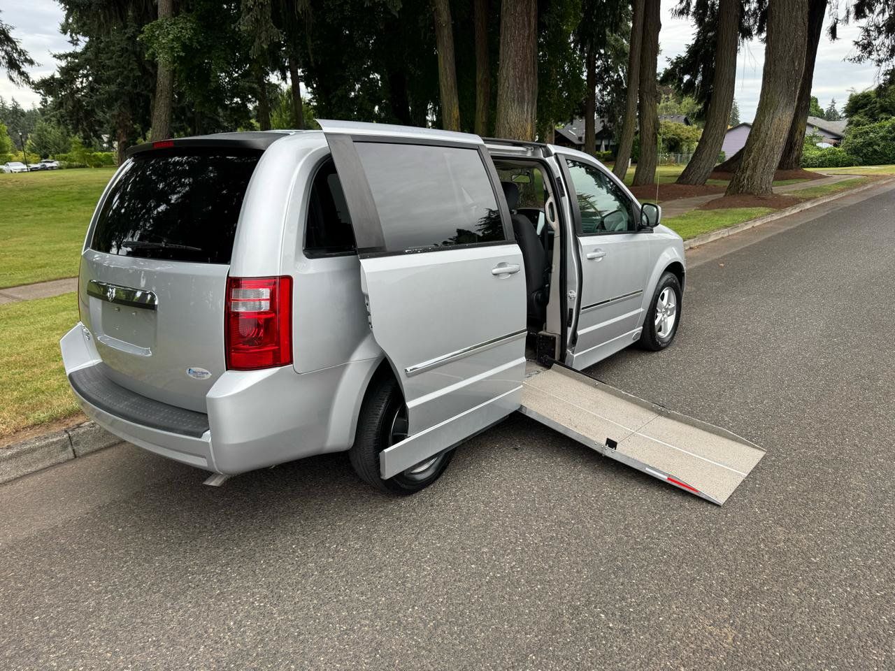 Used 2008 Dodge Grand Caravan SXT FWD image 3