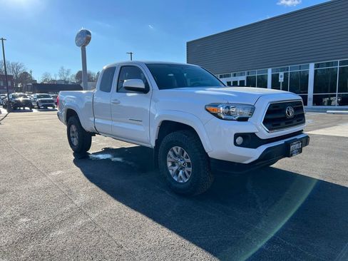 Used 2016 Toyota Tacoma SR5 image 1