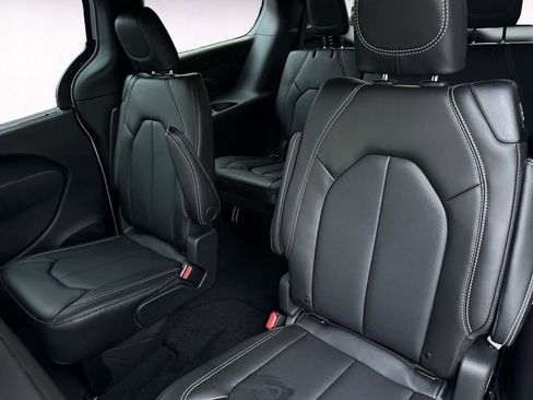 New 2026 Chrysler Pacifica Select image 13