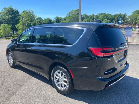Used 2024 Chrysler Pacifica Touring-L FWD image 5