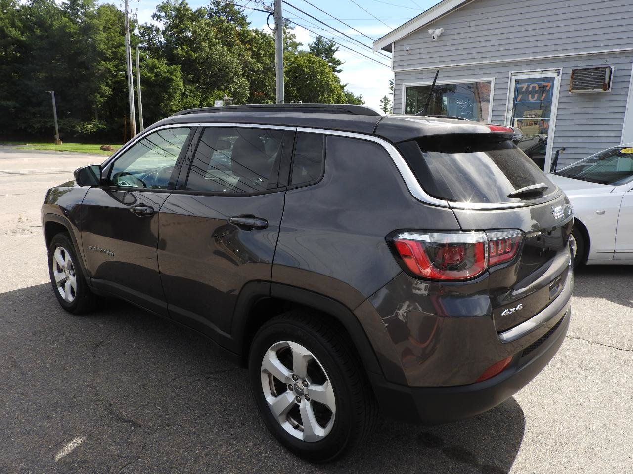 Used 2018 Jeep Compass Latitude w/ Cold Weather Group AWD/4WD image 3
