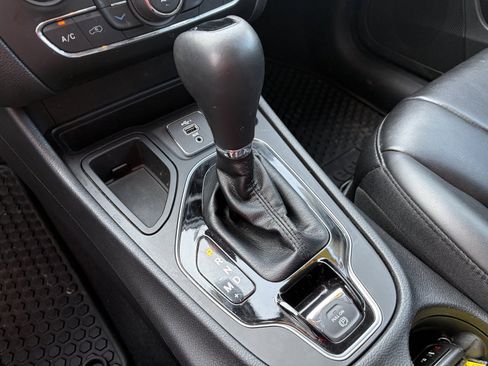 Used 2020 Jeep Cherokee Latitude Plus FWD image 20
