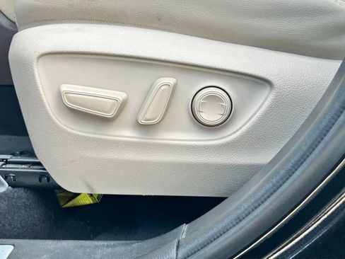 Used 2020 Toyota Highlander Limited image 11