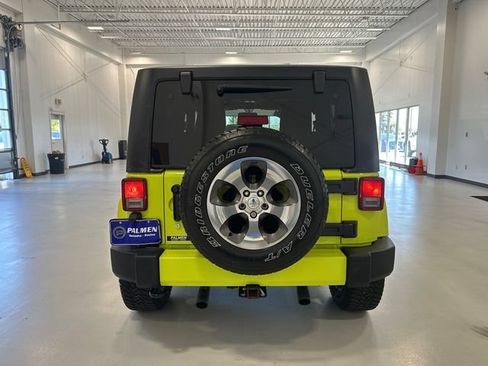 Used 2017 Jeep Wrangler Sahara w/ Connectivity Group AWD/4WD image 6