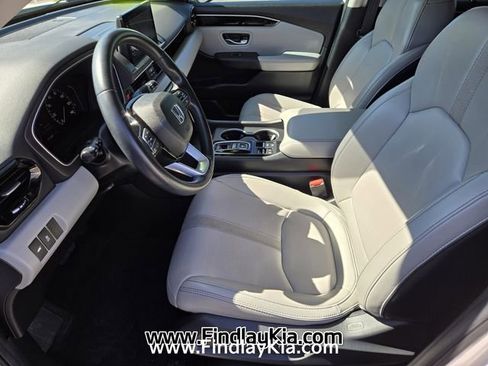 Used 2024 Honda Pilot Touring image 11