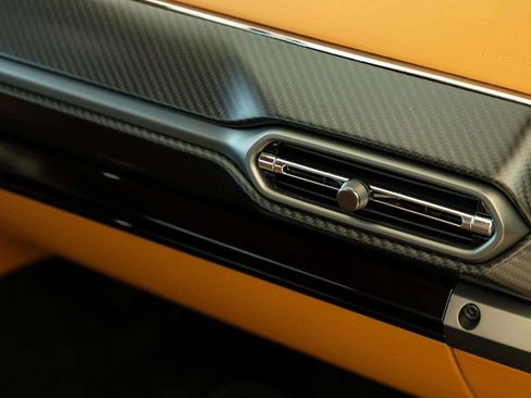 Used 2025 Aston Martin V8 Vantage Coupe image 37