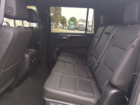 Used 2025 Chevrolet Suburban Z71 image 17