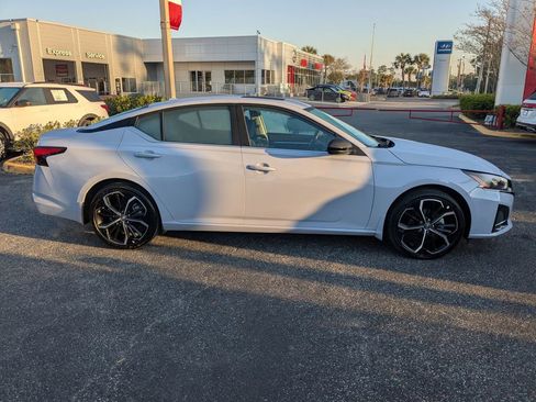 Used 2025 Nissan Altima 2.5 SR w/ SR Premium Package image 3