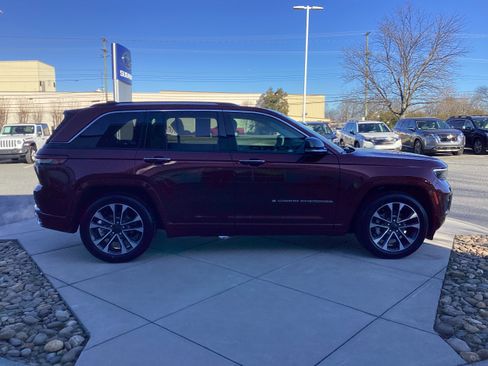 Used 2023 Jeep Grand Cherokee Overland image 3