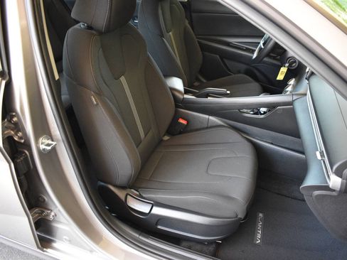 Used 2023 Hyundai Elantra SE FWD image 18