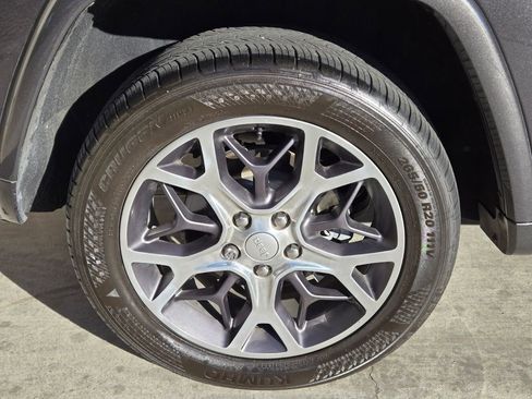 Used 2018 Jeep Grand Cherokee Limited image 9