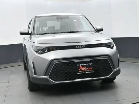 Used 2023 Kia Soul LX w/ LX Technology Package FWD image 3