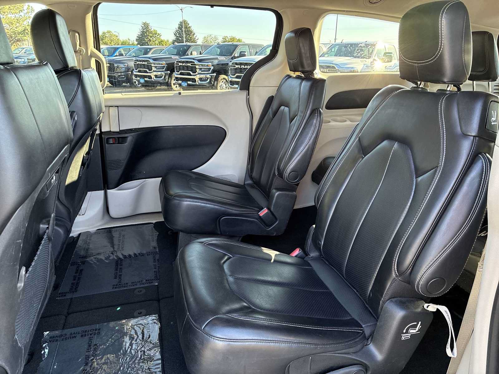 Used 2023 Chrysler Pacifica Touring-L FWD image 23