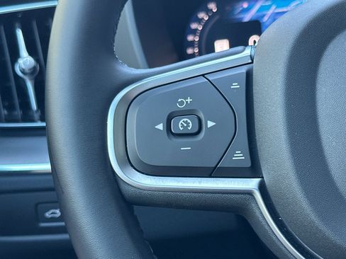 Used 2025 Volvo XC60 B5 Core image 31